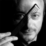 hair stylist graziano zulli con pettine tra la mano
